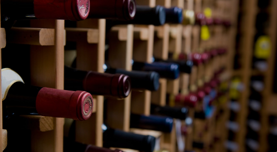 通过观看和闻软木塞可以判断葡萄酒优劣吗？